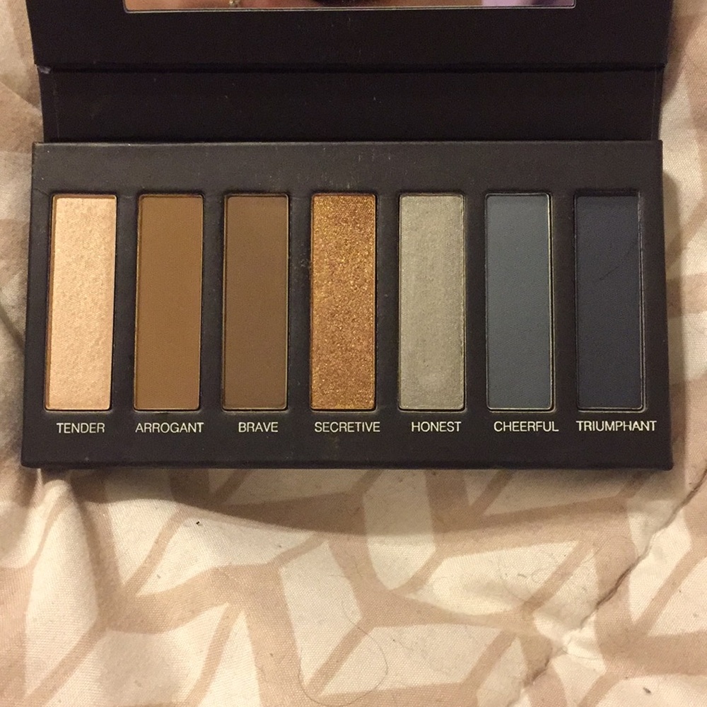 Younique moodstruck addiction shadow pallet 4